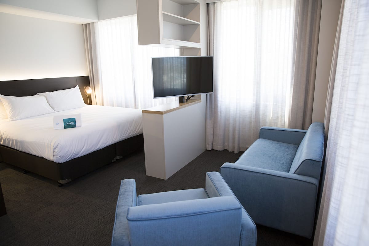 Sengetøy av topp kvalitet, senger med Select Comfort-madrass og minibar