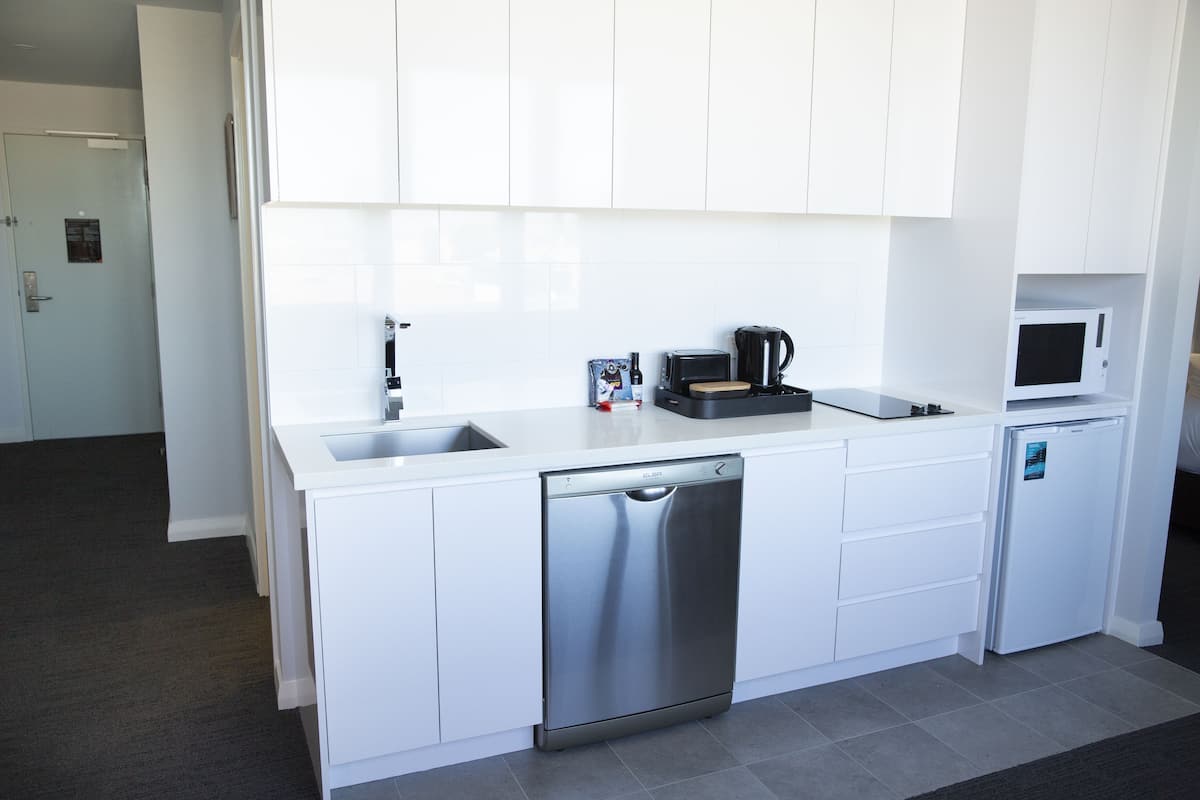 fridge, coffee/tea maker, electric kettle