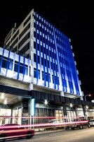 住宿正面 - 傍晚/夜晚