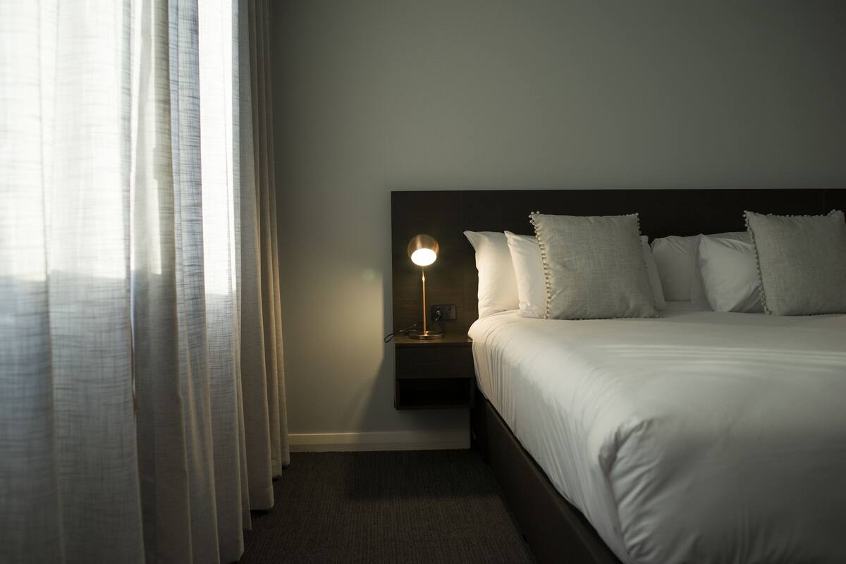 Sengetøy av topp kvalitet, senger med Select Comfort-madrass og minibar