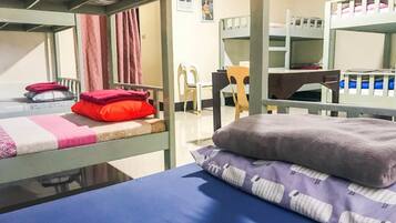 Dormitorio compartido (For 12) | 1 dormitorio, escritorio, wifi gratis y ropa de cama