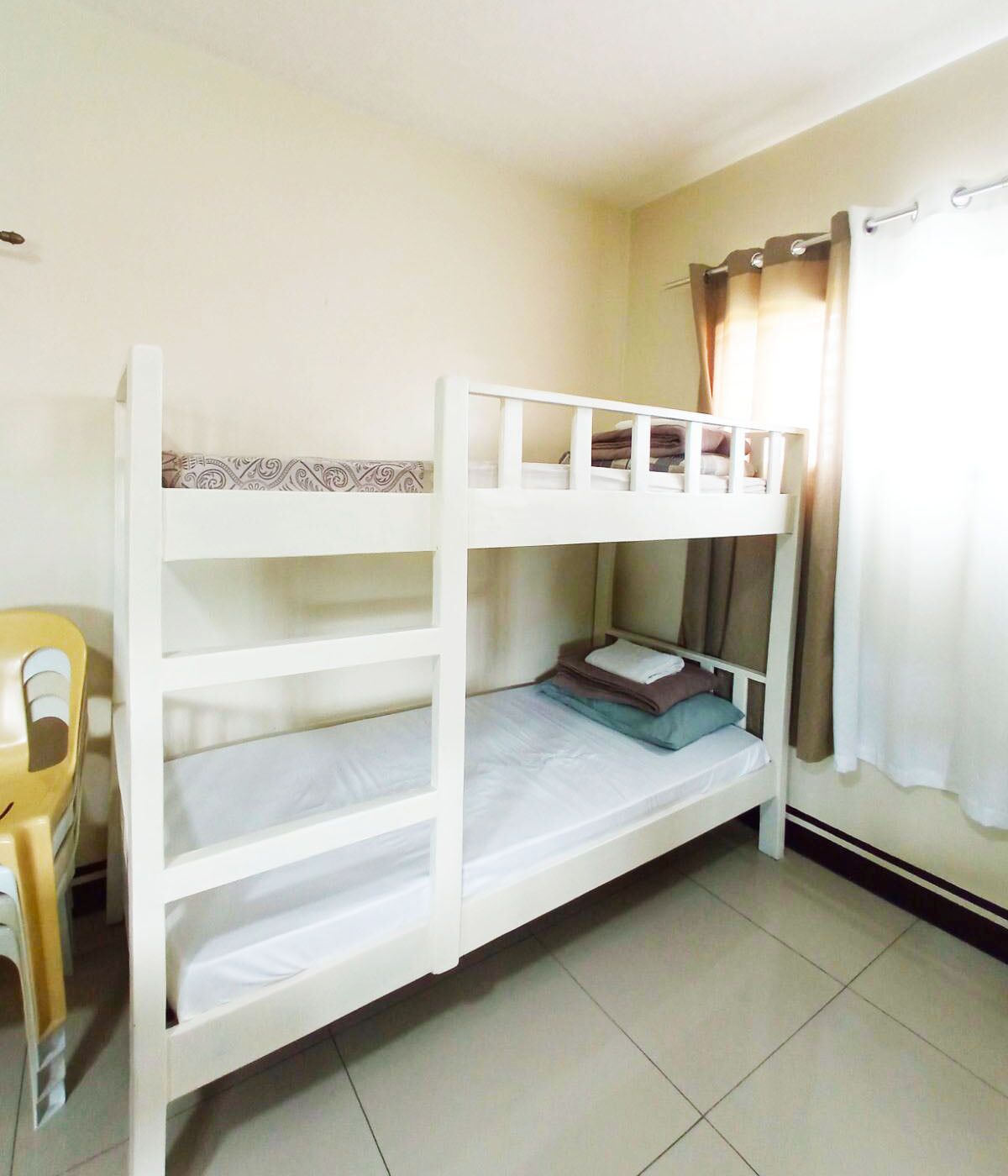 Dortoir Partagé (For 10) | 1 chambre, bureau, Wi-Fi gratuit, draps fournis