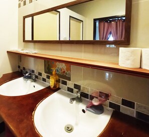 Svefnskáli (For 10) | Baðherbergi | Sturta, snyrtivörur án endurgjalds, skolskál, handklæði