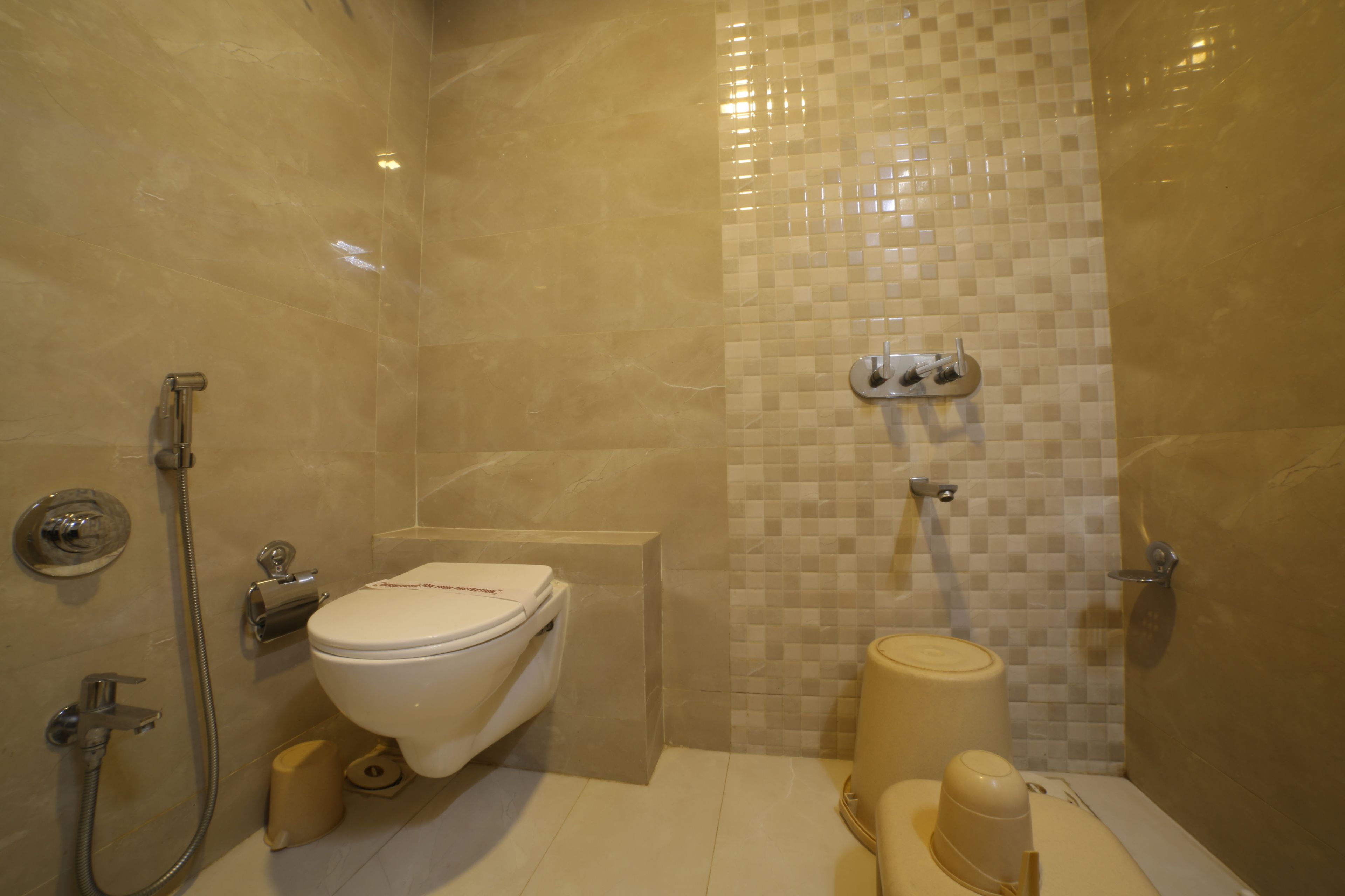 Un baño con inodoro, bidé y ducha.