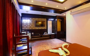 Royal Room | Premium bedding, in-room safe, soundproofing, free WiFi - Hotel Grandpragati (Surat)