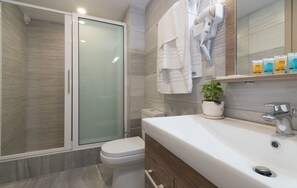 Luxury-Suite, 2 Schlafzimmer | Badezimmer | Kostenlose Toilettenartikel, Haartrockner, Hausschuhe, Handtücher