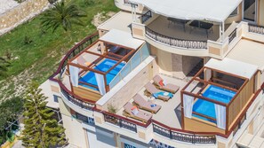 Outdoor pool, pool loungers - Zante Sky Suites (Zakynthos)