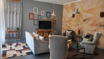 Flat-screen TV, fireplace