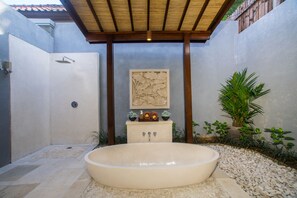 Villa superior, 3 habitaciones, junto a la alberca | Tina profunda