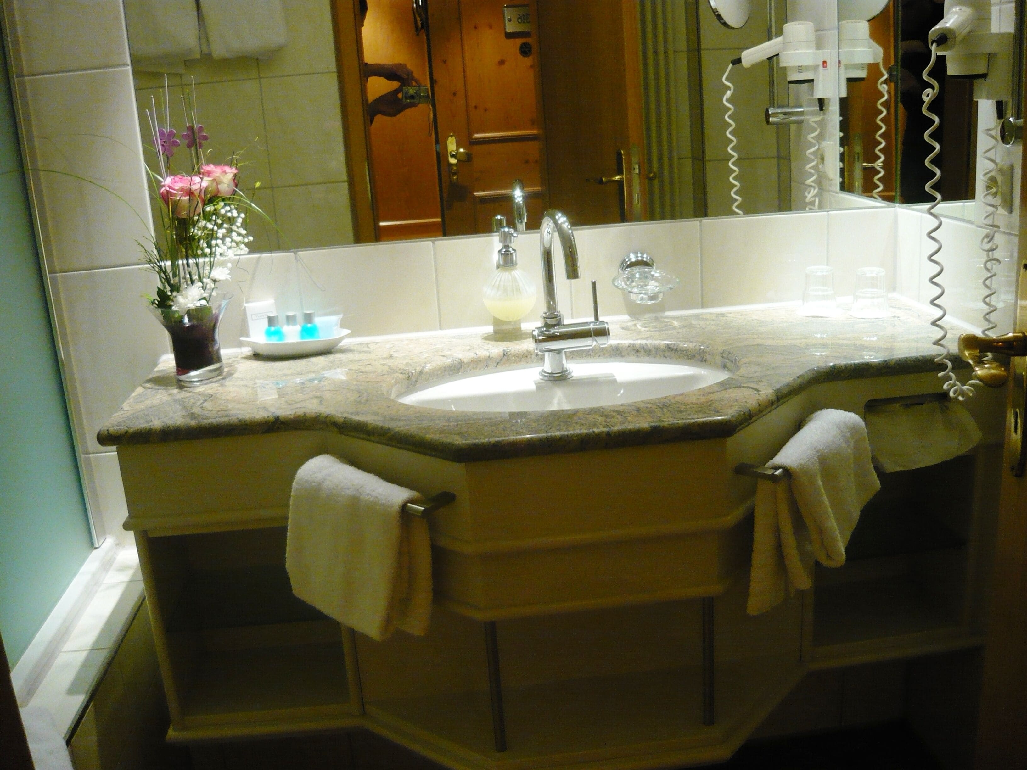 classic single room | bathroom | free toiletries, hair dryer, bathrobes, towels