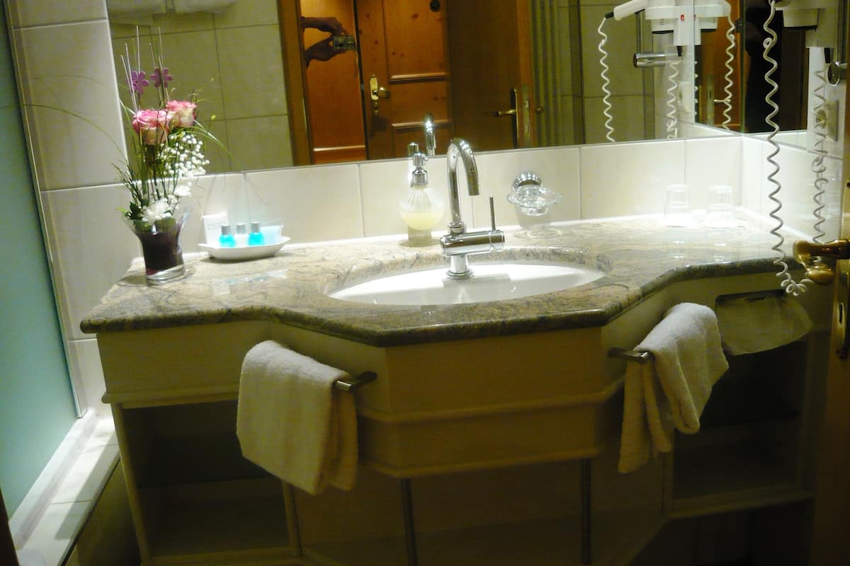 classic single room | bathroom | free toiletries, hair dryer, bathrobes, towels