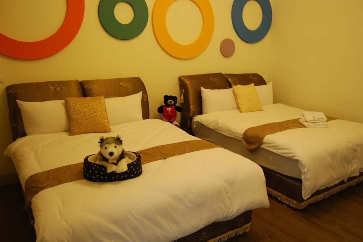Cortinas blackout, camas extra, wifi gratis y ropa de cama