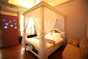 Standard Double Room | Blackout drapes, rollaway beds, free WiFi, bed sheets - Bear Castle Homestay (Hualien City)