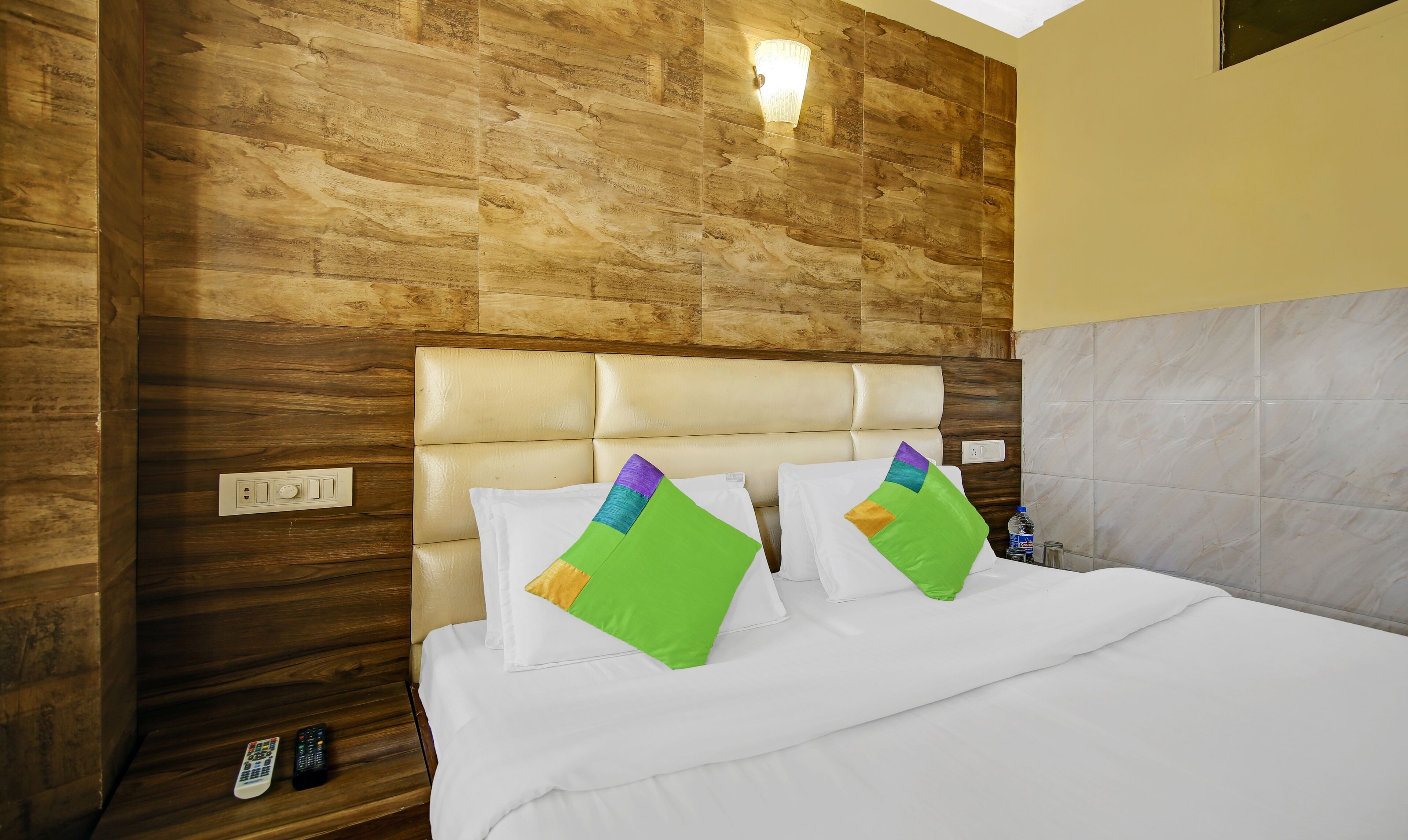 Escritorio, tabla de planchar con plancha, wifi gratis y ropa de cama 