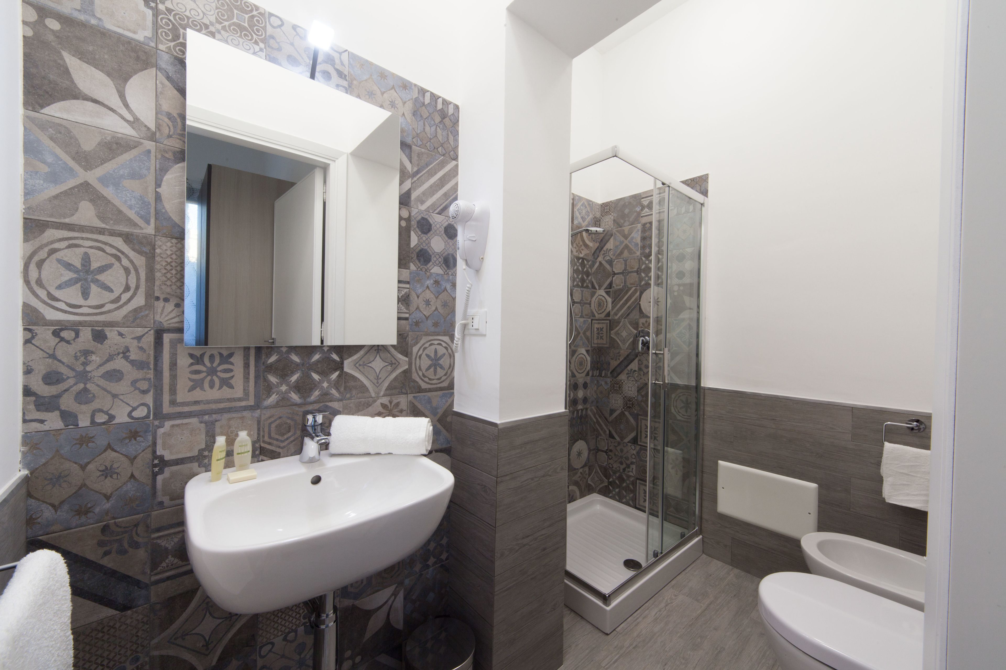 Dusche, Regendusche, kostenlose Toilettenartikel, Haartrockner
