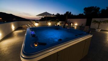 Outdoor spa tub