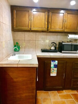 Geladeira, micro-ondas, cafeteira/chaleira, torradeira