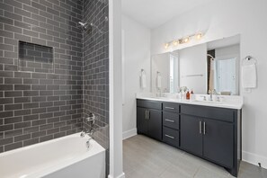 Combined shower/bathtub, hair dryer, towels, soap - 9 BEDS NEW Modern Home Near Downtown/Vandy/Gulch  (Nashville)