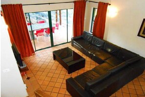 Familie-alpehytte, 3 soverom, ikke-røyk, elveutsikt | Oppholdsrom | Flatskjerm-TV