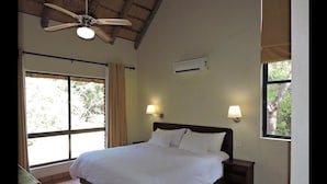 Chalé família, 3 quartos, para não fumantes, vista para o rio | 1 quarto, roupas de cama premium, cofres nos quartos