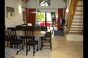 Familienchalet, 3 Schlafzimmer, Nichtraucher, Flussblick | Essbereich im Zimmer