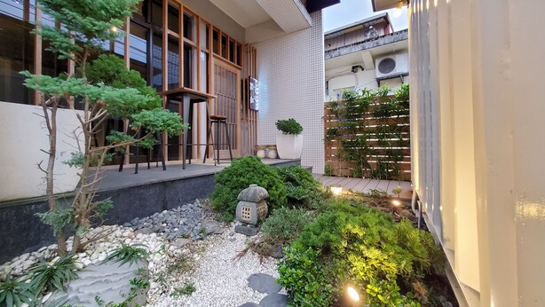 A traditional Japanese-style garden with a stone pathway, potted plants, and a small stone lantern. - shanyue22 (Jiaoxi)
