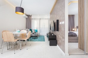 디럭스 아파트, 침실 1개, 금연, 발코니 (Rakowicka 15a  Street) | 거실 | 평면 TV