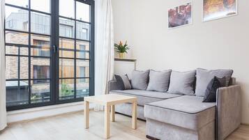 Deluxe Suite, 1 Bedroom, Courtyard Area (Lubicz 17 Street) | Living room | Flat-screen TV