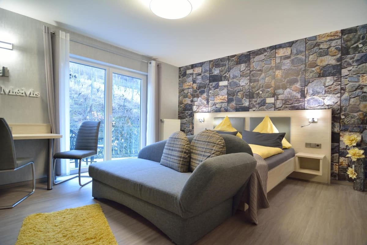 Quarto casal básico, 1 cama Queen | Frigobar, cofres nos quartos, escrivaninha, Wi-Fi de cortesia