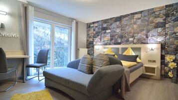 Basic-Doppelzimmer, 1 Queen-Bett | Minibar, Zimmersafe, Schreibtisch, kostenloses WLAN