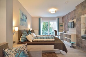 Quarto casal conforto, sacada | Frigobar, cofres nos quartos, escrivaninha, Wi-Fi de cortesia