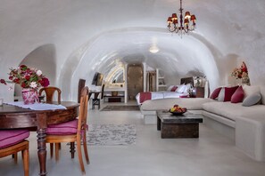 Suite de luna de miel, alberca privada | Minibar, caja de seguridad en la habitación y escritorio 