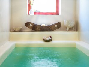Deluxe Suite, 1 Bedroom, Hot Tub | Ruang tamu | TV skrin rata