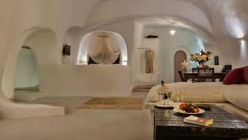 Suite Grand, piscina privata | Area soggiorno | TV a schermo piatto