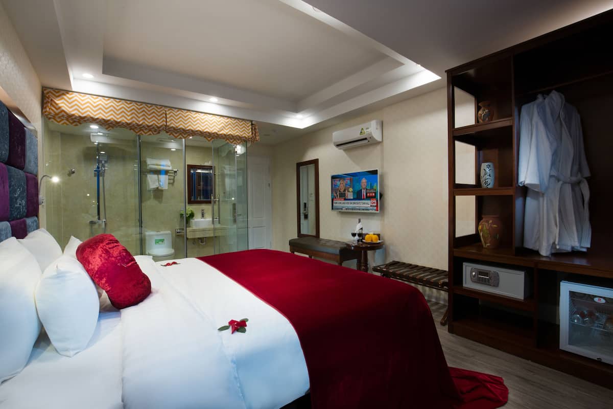 In-room safe, desk, soundproofing, free WiFi