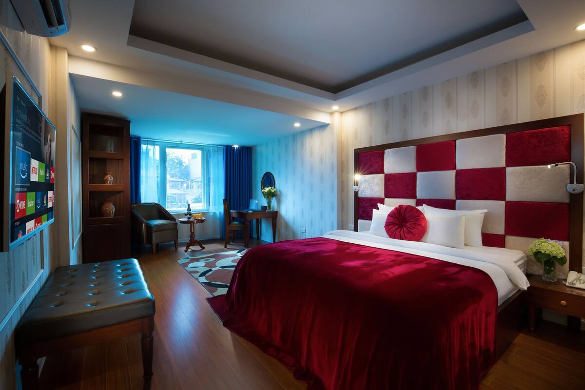 In-room safe, desk, soundproofing, WiFi (free)
