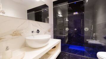 Suite junior, 1 habitación, balcón | Baño | Ducha y cabezal de ducha tipo lluvia