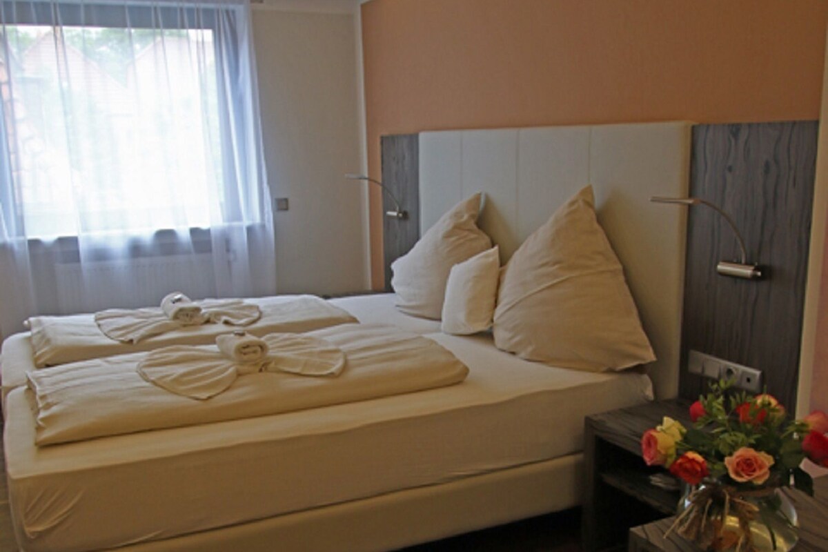 Een minibar, een bureau, een strijkplank/strijkijzer, gratis wifi