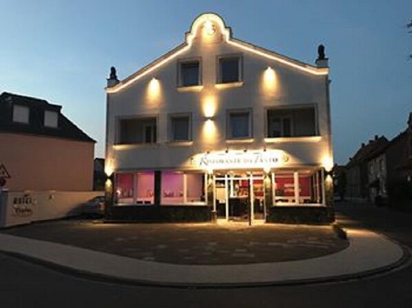 A two-story building with a central entrance and a sign above the door. - Hotel Sophia (Warendorf)