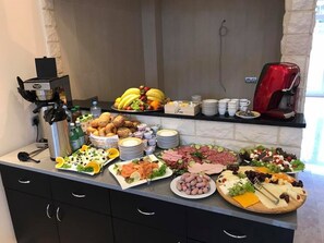 A buffet with various food items and a coffee machine. - Hotel Sophia (Warendorf)