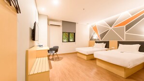 Une chambre d’hôtel moderne équipée de deux lits, d’un bureau, d’une chaise et d’un téléviseur.