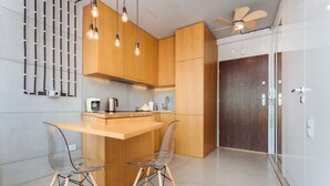 Apartemen Comfort, 1 kamar tidur, dapur kecil | Dapur kecil pribadi | Mesin pembuat kopi/teh, lemari es, oven, dan kompor