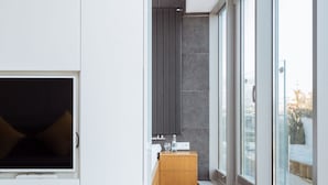 Apartemen Comfort, 1 kamar tidur, dapur kecil | Area keluarga | TV layar datar