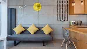 Apartemen Comfort, 1 kamar tidur, dapur kecil | Ruang keluarga | TV layar datar