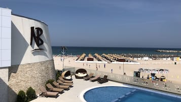 Una piscina al aire libre de temporada