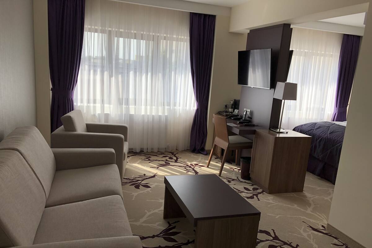 1 dormitori, minibar, caixa forta a l'habitació i escriptori 