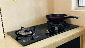 Apartemen, 3 kamar tidur | Dapur kecil pribadi | Lemari es besar, microwave, kompor, dan ketel listrik