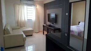 Apartemen, 3 kamar tidur | Ruang keluarga | TV layar datar