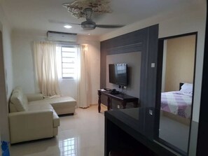 Căn hộ, 3 phòng ngủ | Phòng khách | TV màn hình phẳng