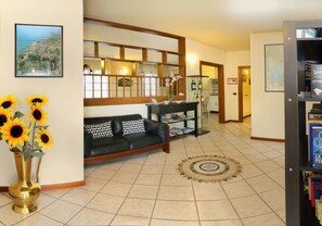 32-inch flat-screen TV with satellite channels, TV - Relais BB Pacengo (Lazise)